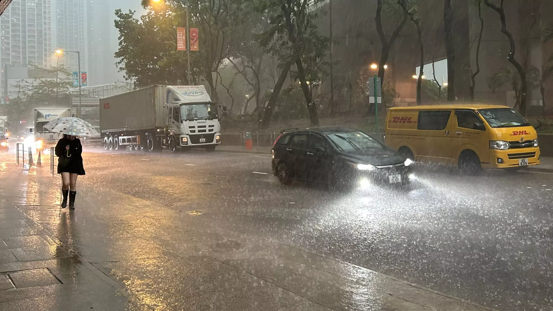 天文台發出黃雨警告　多區錄逾20毫米雨量　強雷雨區正移向新界西、九龍