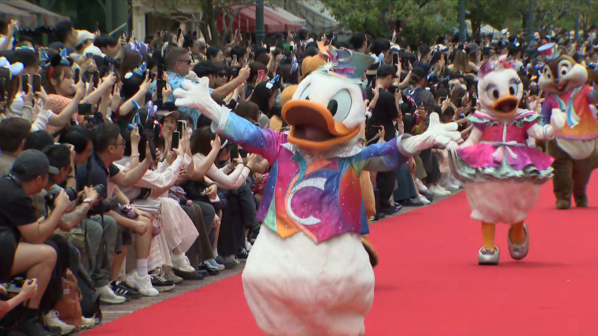 香港迪士尼20周年慶典　6.28起上演限定城堡演出　推11架全新花車每日巡遊