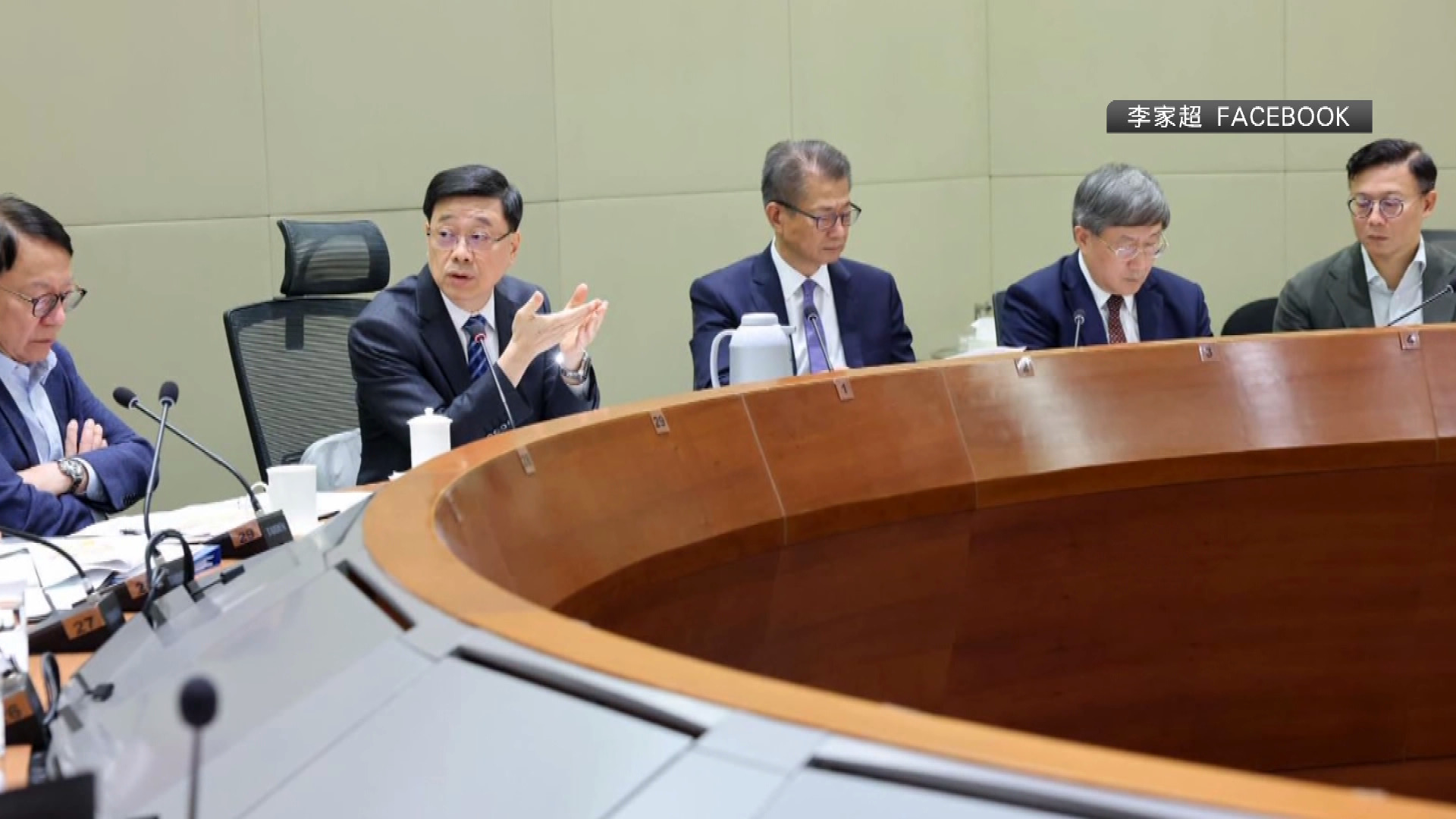 皇后山邨瀝青｜李家超要求即時加裝及強化過濾設備　並成立專家組追查源頭
