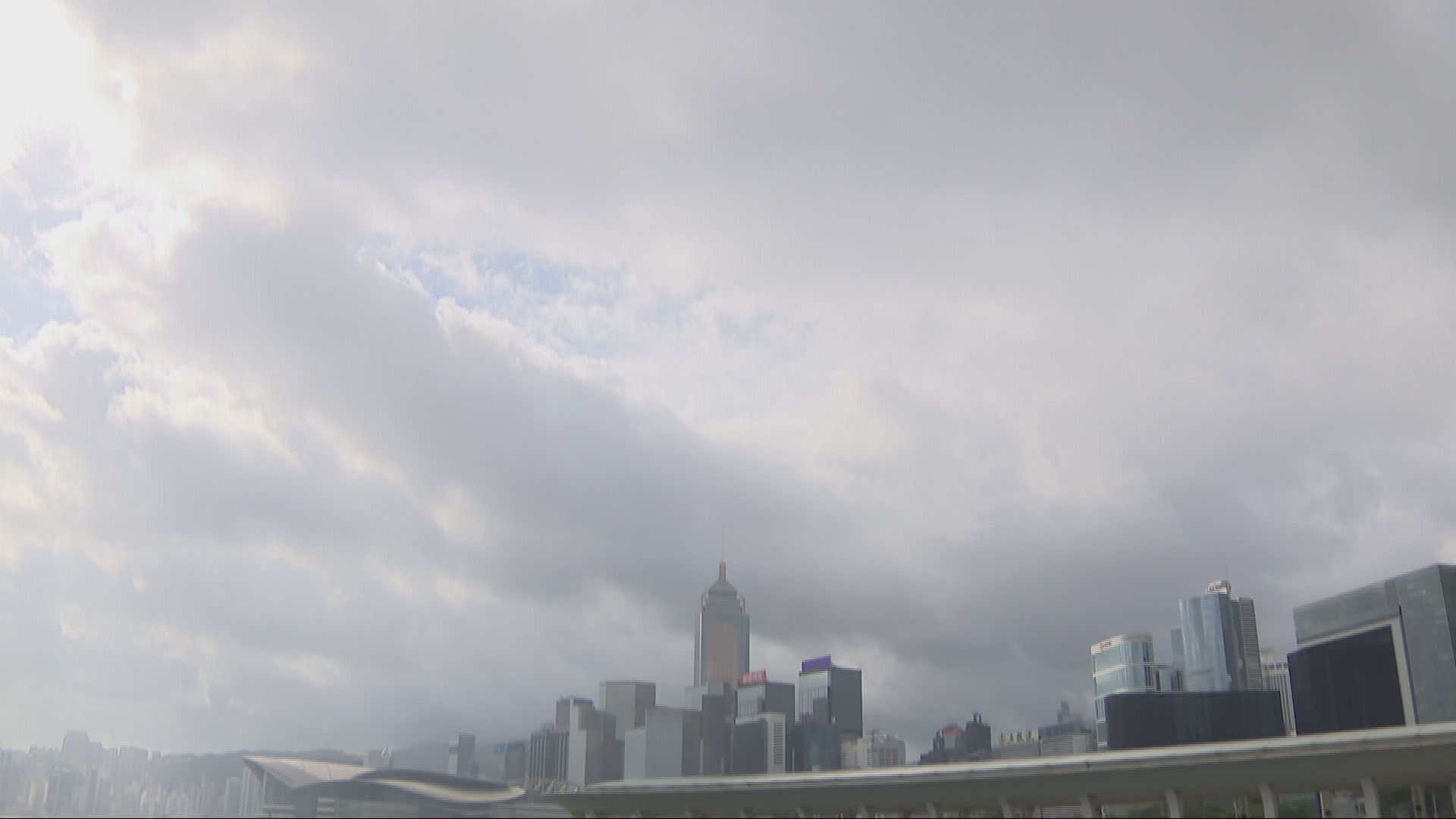 風球蝴蝶｜天文台：已減弱為熱帶風暴　外圍雨帶正帶來狂風驟雨
