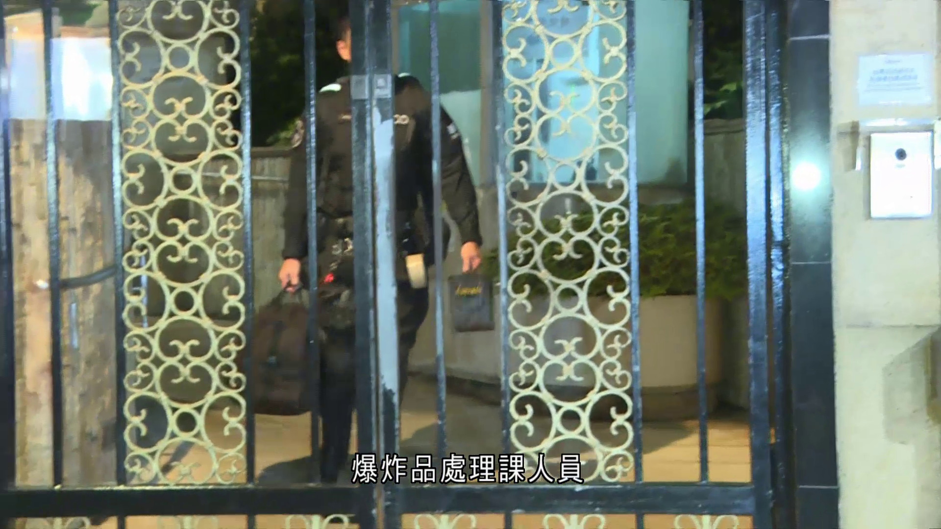 葵涌住宅大廈冒煙　警檢3枚懷疑煙霧彈　拘13歲少年