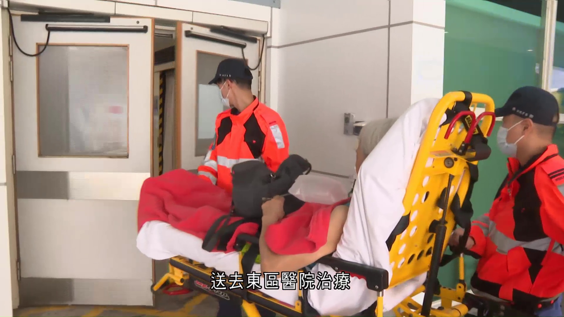 柴灣小西灣邨單位疑煮食惹火警　婆婆吸入濃煙不適