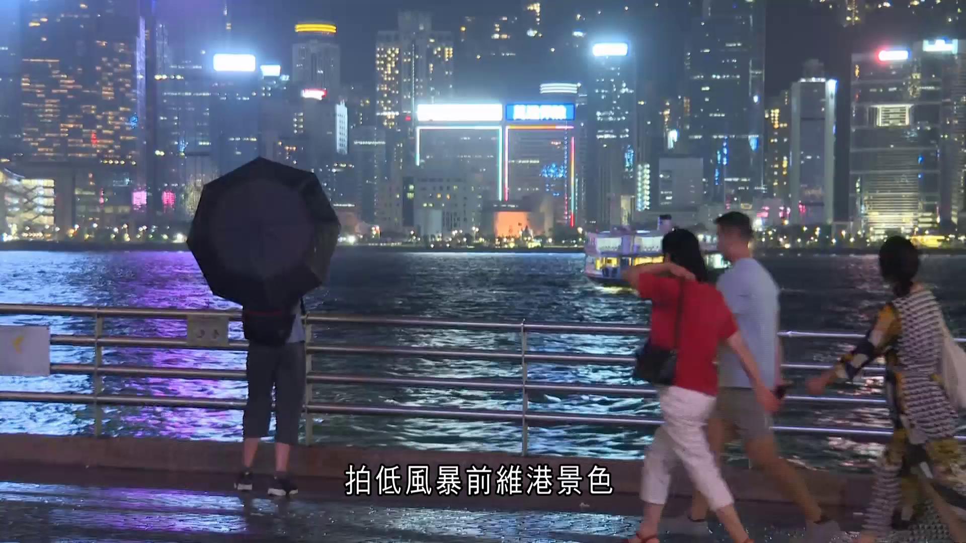 韋帕襲港｜晚上市區有雨　不少市民繼續外出　天文台：周日天氣持續惡劣