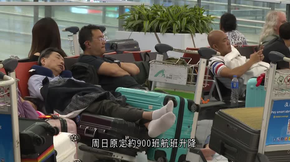 韋帕襲港｜約900航班取消或延誤　有旅客通宵滯留機場等消息　機管局指已調動人手支援