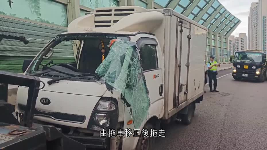 屯公密斗貨車撞壆翻側　司機一度被困獲救