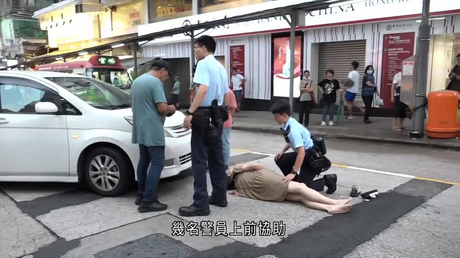 觀塘瑞和街女途人過馬路捱車撞　輕傷送院