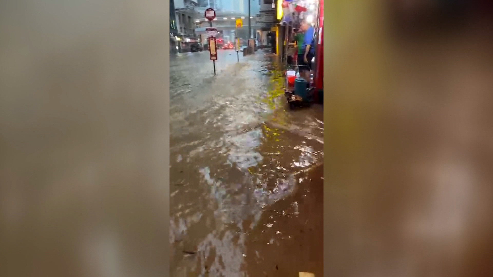 暴雨｜天文台錄逾萬次雲對地閃電　港九、西貢雨量逾300毫米　西環山道變溪流