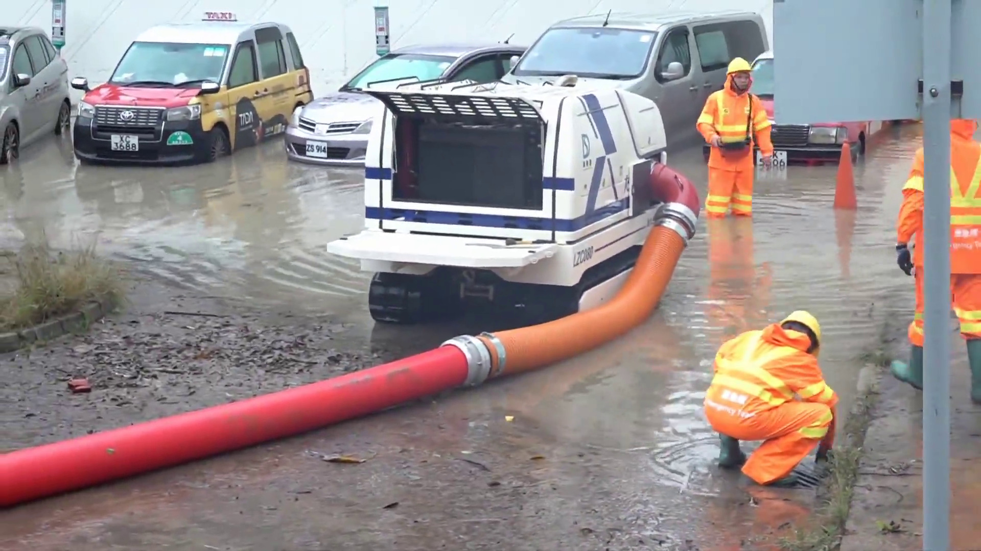 暴雨｜將軍澳敬賢里停車場嚴重水浸　一度水深高至車頭