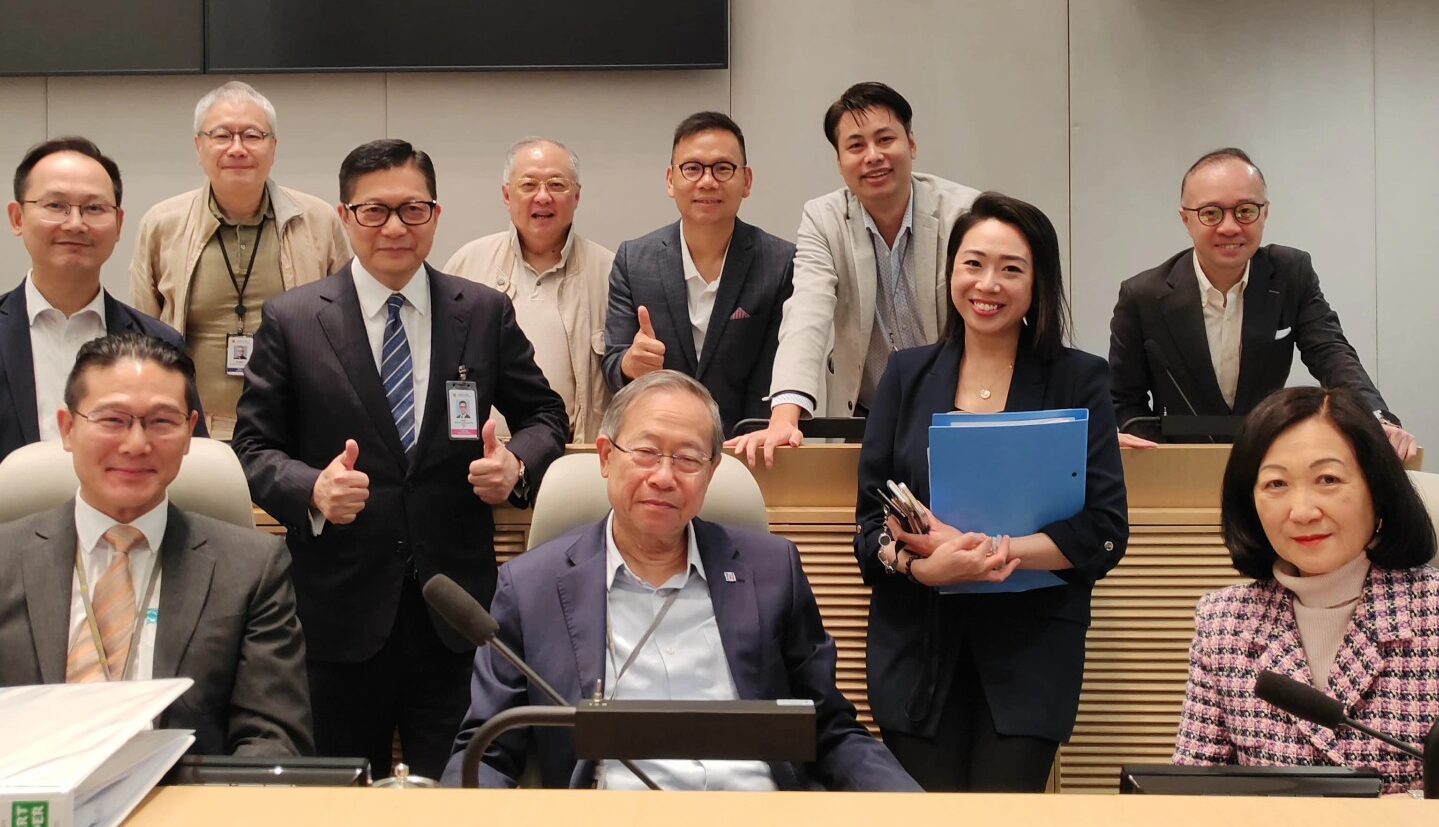 政經CHAT|立法會監獄規例委員會會議遇黑雨取消 局長議員白行一趟