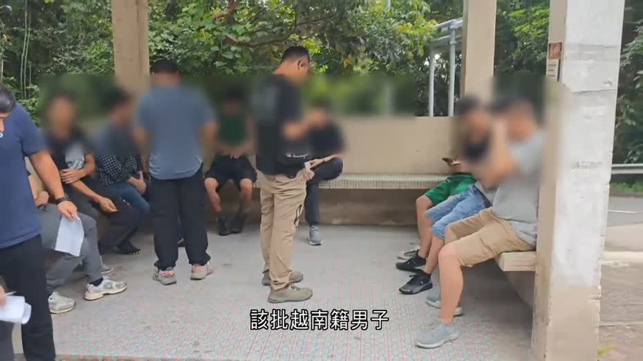 警方西貢截獲八名持「行街紙」越南男子