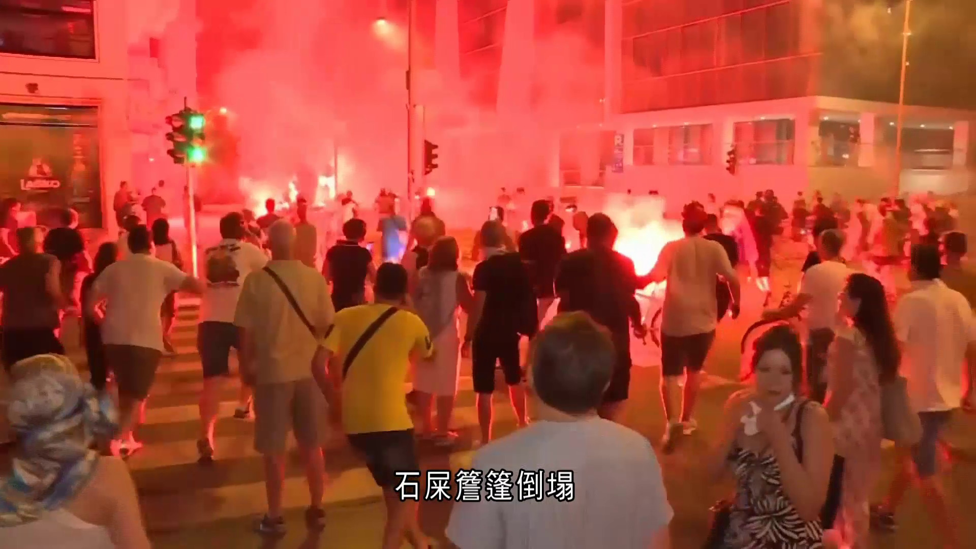 塞爾維亞反政府示威　遭親政府陣營打壓　雙方爆街頭衝突