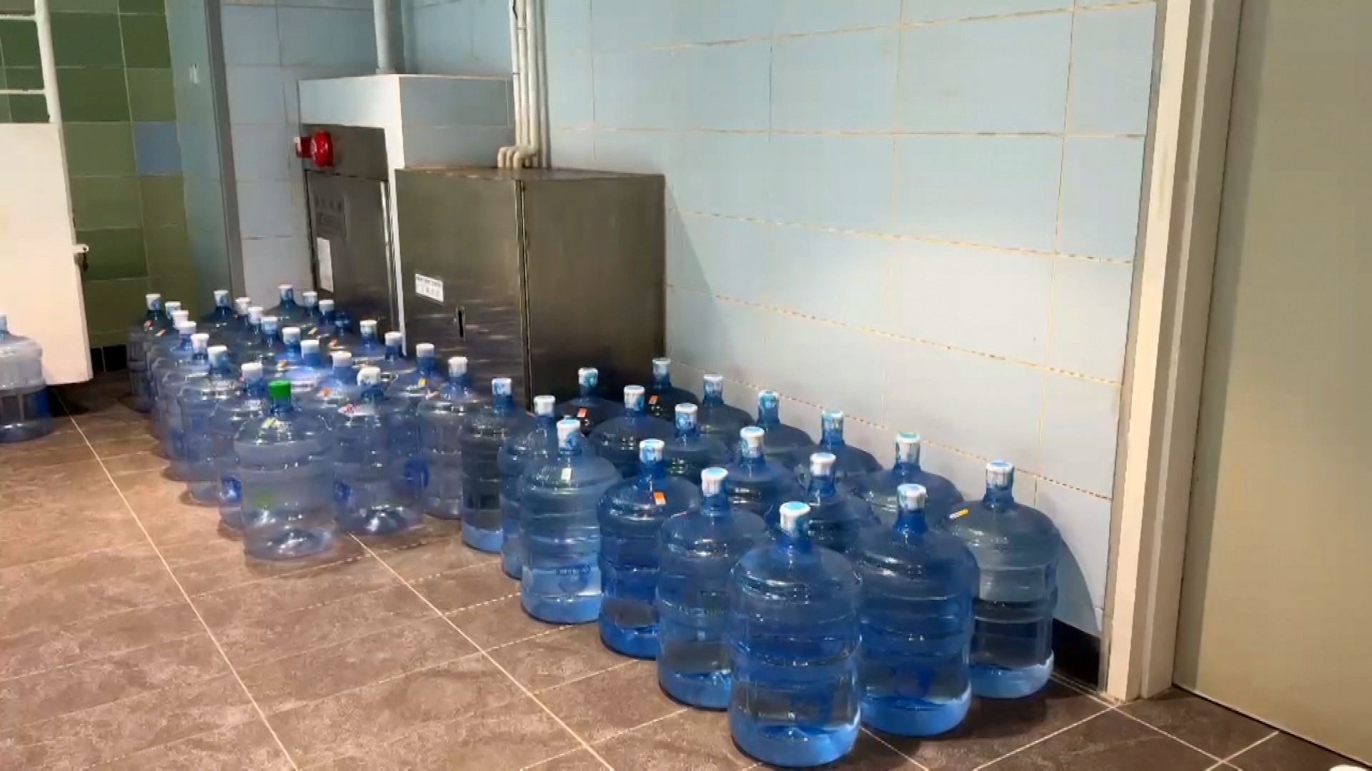 政府飲用水｜許正宇認有問題不足　會檢視採購流程合約管理　強調不只考慮投標價