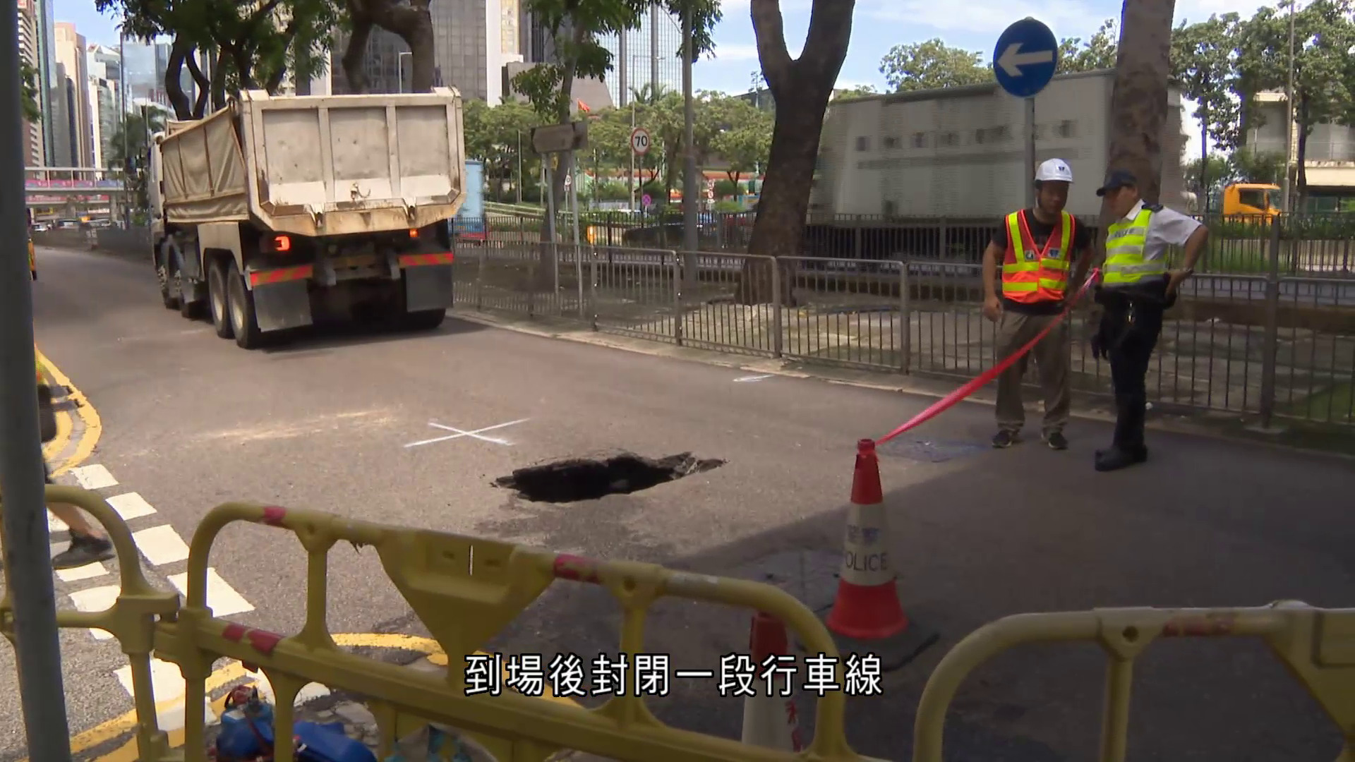 灣仔告士打道路陷現兩米深大洞　多條巴士線改道