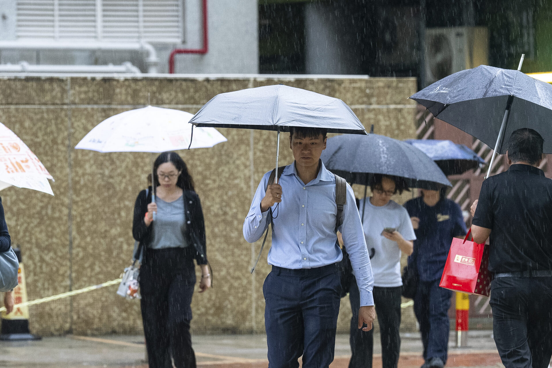 天文台：一號風球至少維持至下午5時　料稍後有幾陣驟雨及狂風雷暴
