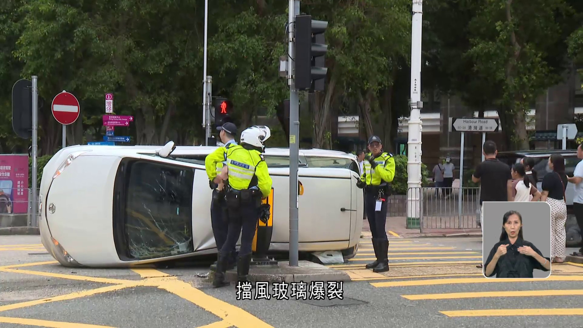 灣仔私家車相撞　七人車翻側　三人受傷送院