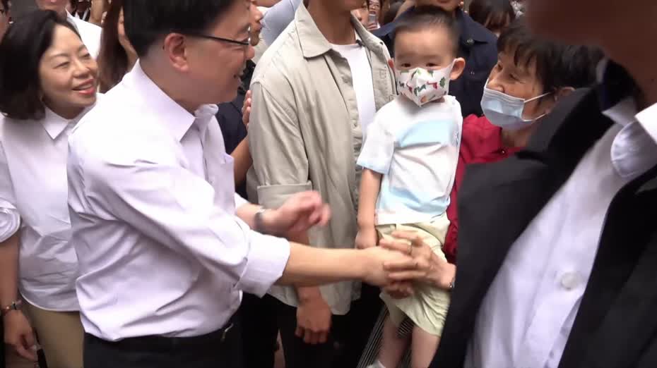 施政報告｜落區探訪愛東邨長者　李家超：開心聽到關愛隊幫上忙