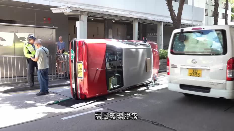 油麻地的士撞壆翻側　七旬司機受傷