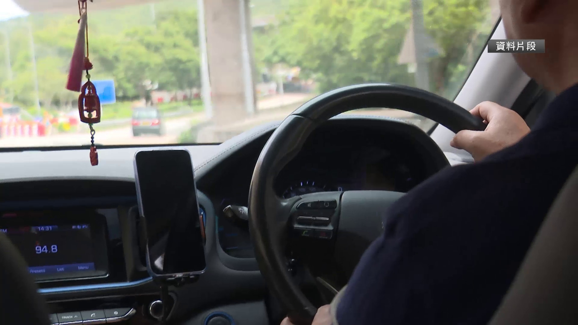 規管網約車｜政府提交條例草案　網約車車齡上限12年　須展示指定標識　限登記車主本人駕駛