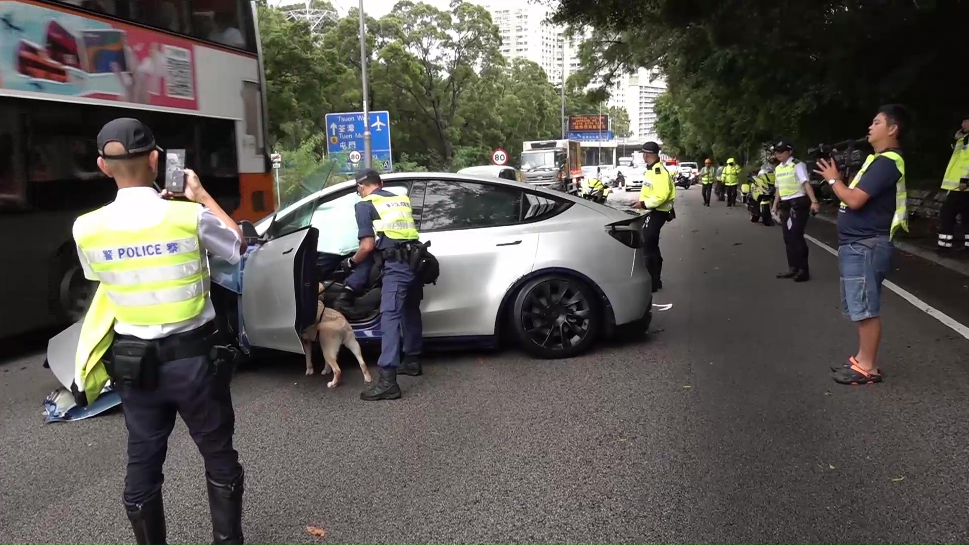 荃灣私家車失控撞壆　司機逃去無蹤　警員搜獲懷疑毒品
