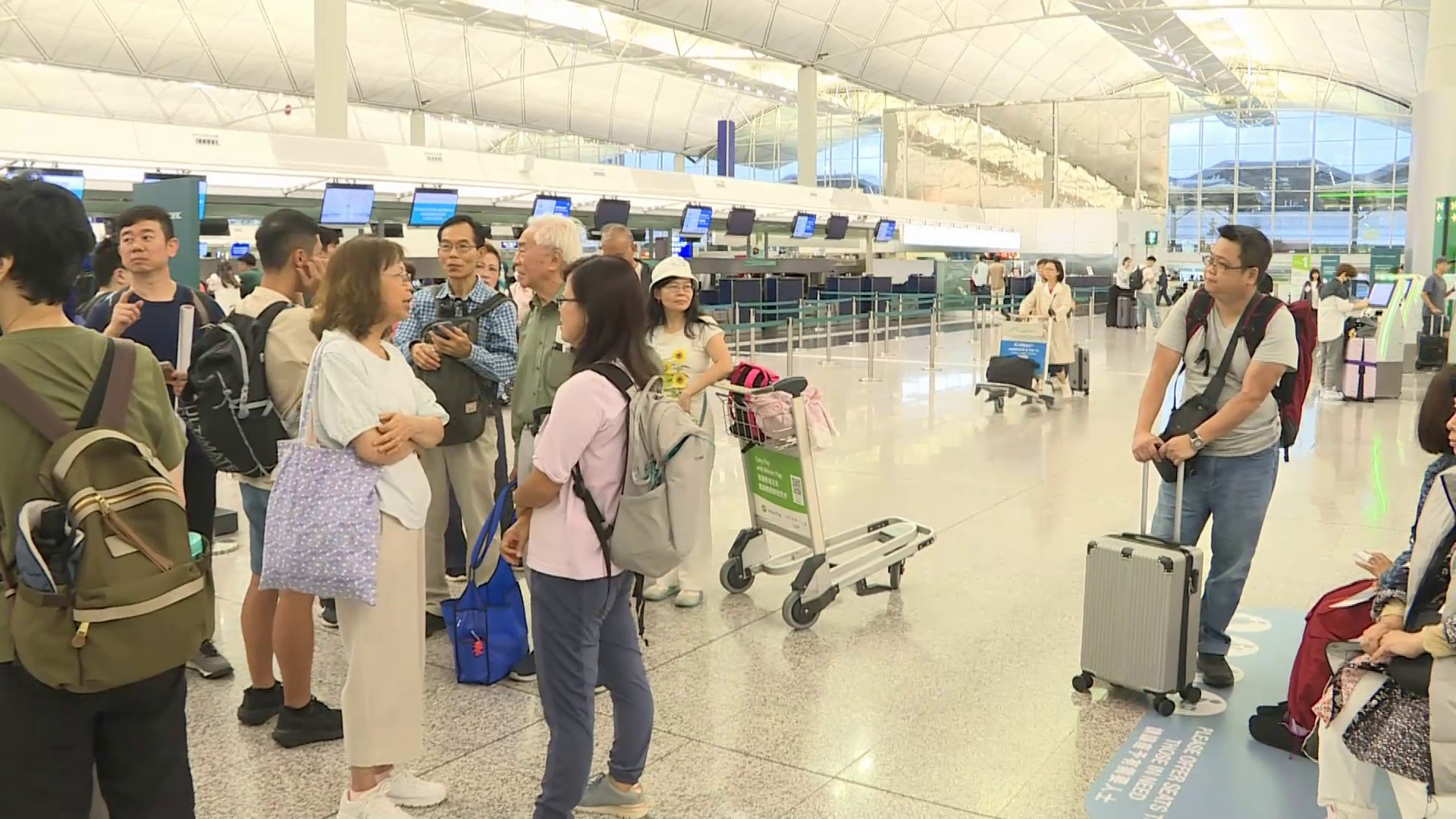 塔巴｜機管局料全日約100班航班取消　約2萬人受影響　有旅客提早到機場等候