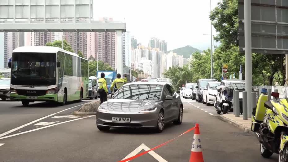 警方聯驗車官將軍澳打擊殘缺車輛、非法改裝　即場檢驗商用車