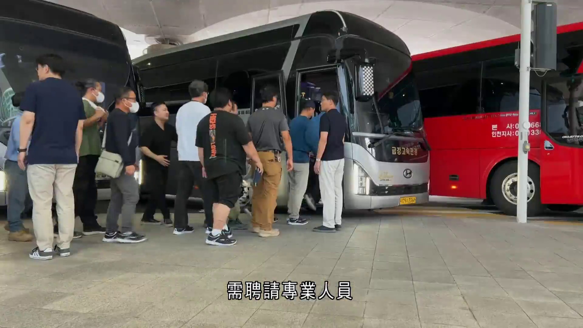 美方搜捕現代車廠地盤黑工　逾300工人獲釋後飛抵南韓
