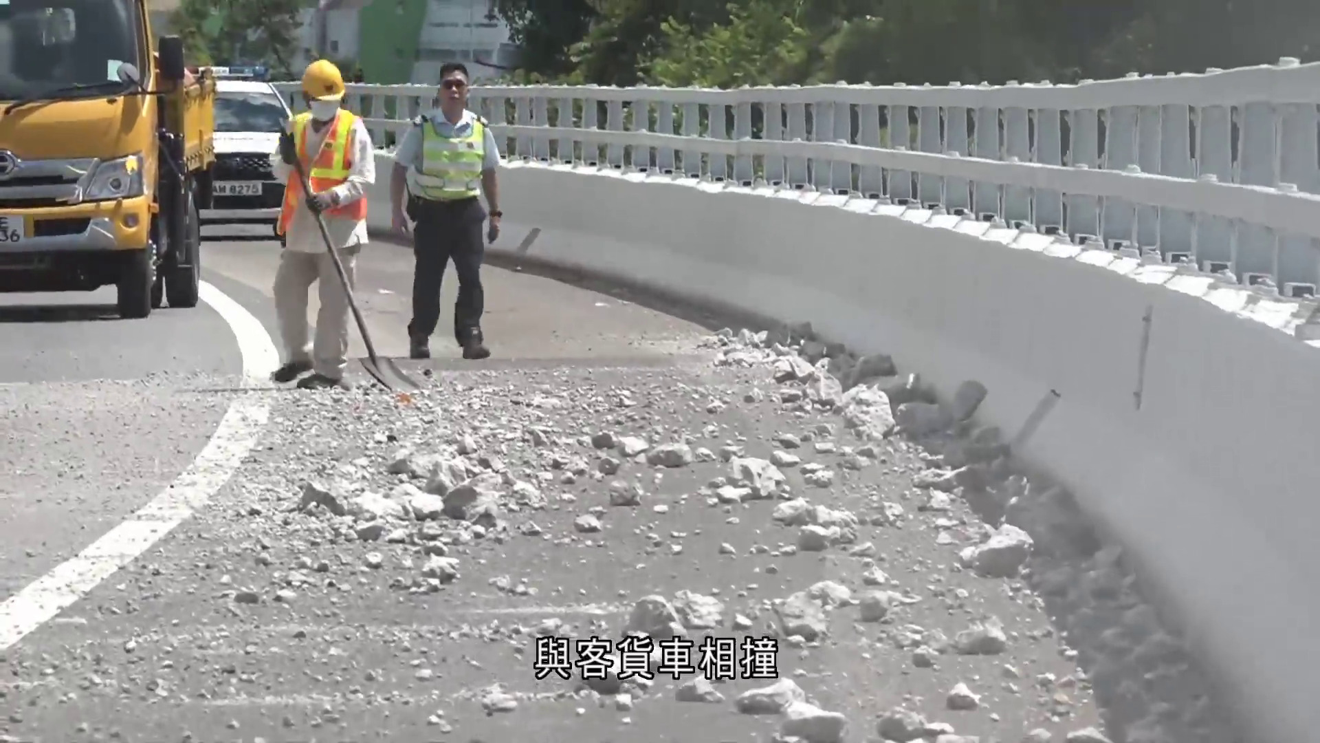 泥頭車與客貨車相撞散落碎石　青葵公路往機場一度封兩線