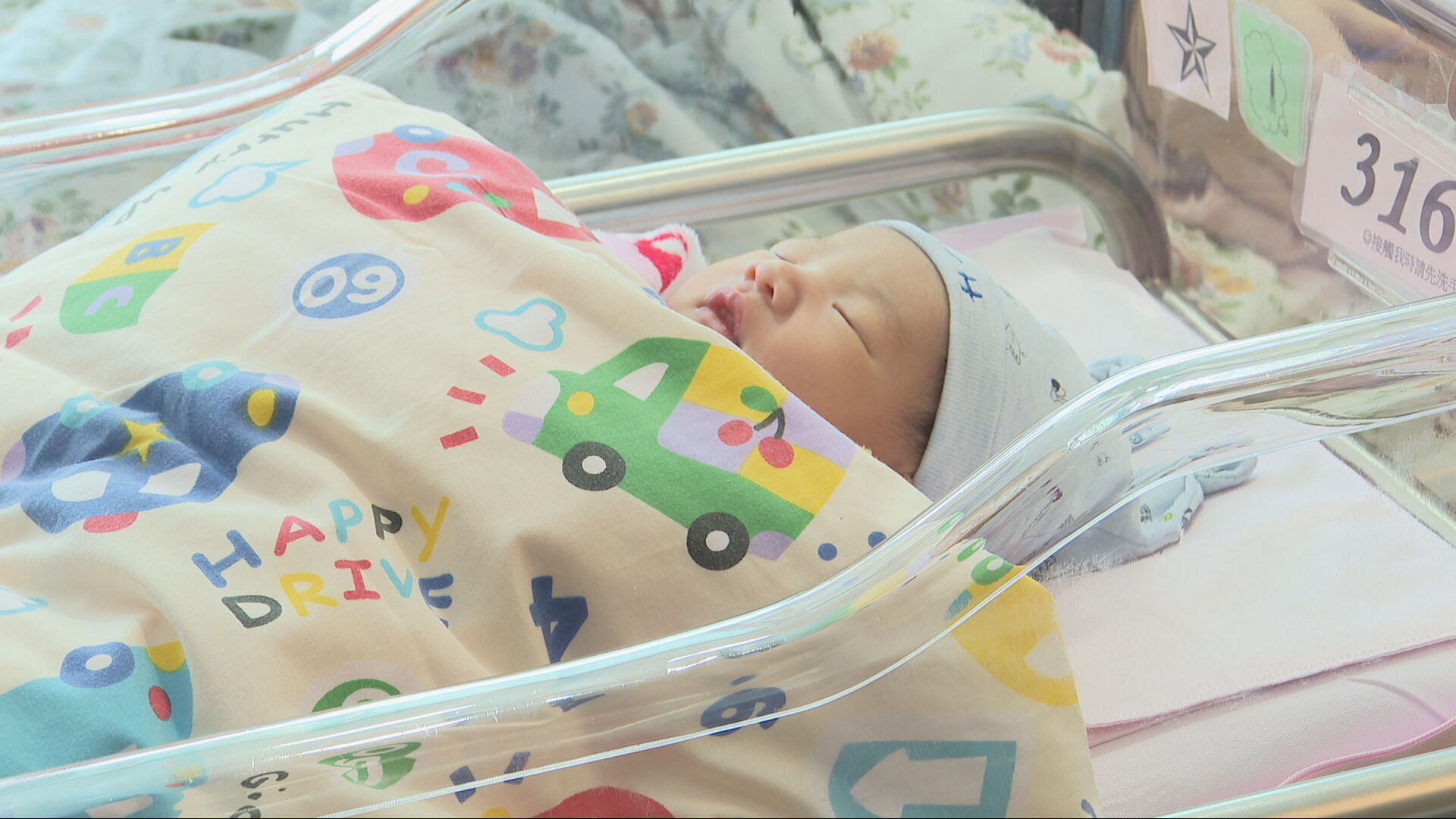 施政報告｜鼓勵生育　初生子女26萬元延長至兩年　增15所資助幼兒中心