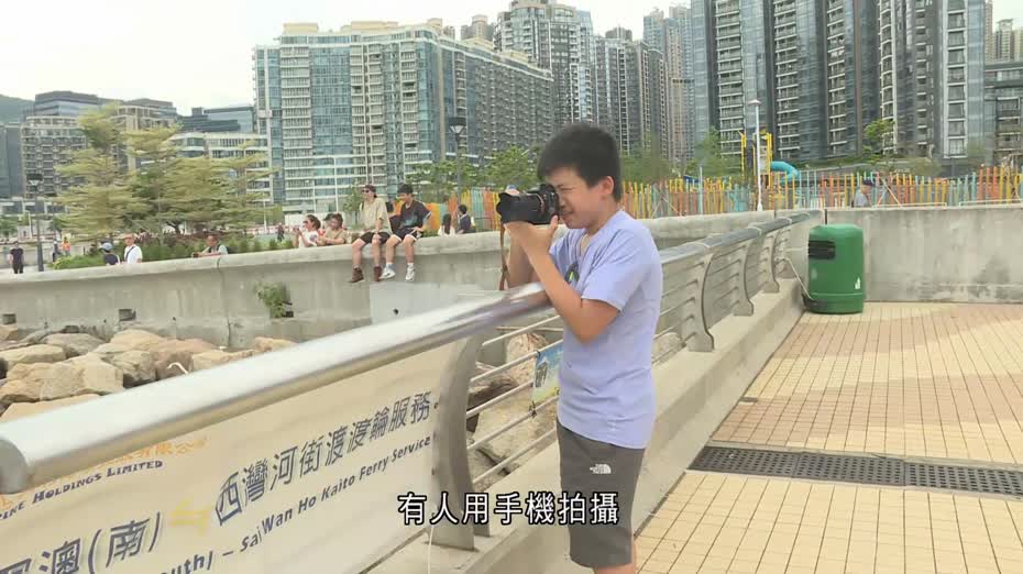 超強颱風樺加沙｜將軍澳不少市民到岸邊追風　稱暫時不擔心安全