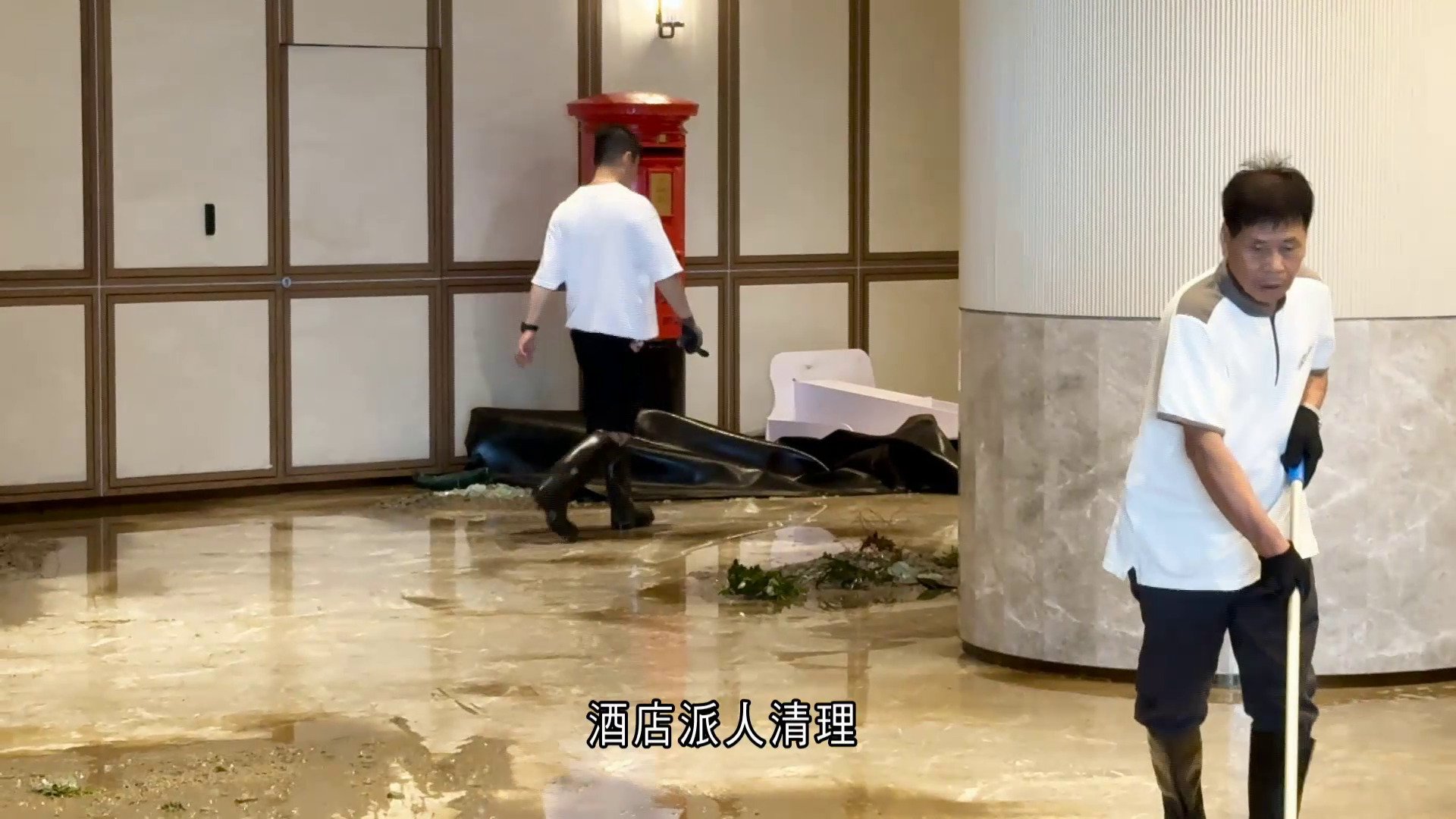 超強颱風樺加沙｜富麗敦海洋公園酒店玻璃門遭大浪沖毀　大堂滿地泥濘積水　信和黃永光到場了解