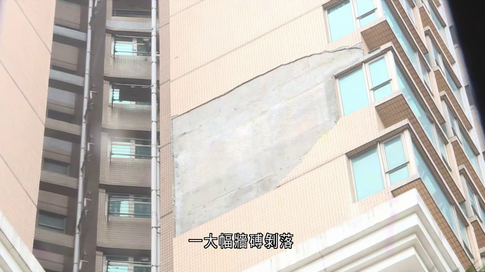 超強颱風樺加沙｜深井碧堤半島大廈牆磗剝落　啟德吊船半空搖晃　地盤棚架彎曲