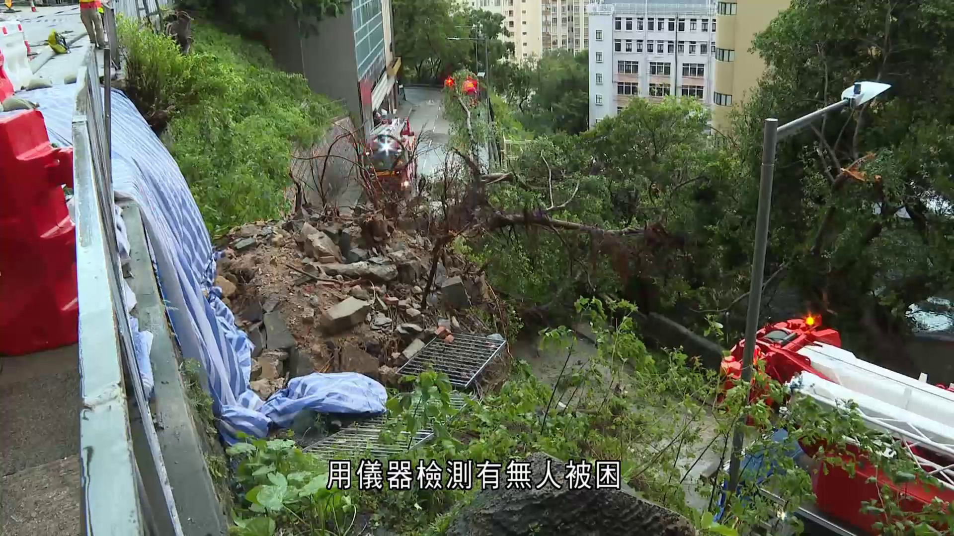 颱風樺加沙｜西營盤有擋土牆大樹塌下　醫院道近般咸道全線封閉