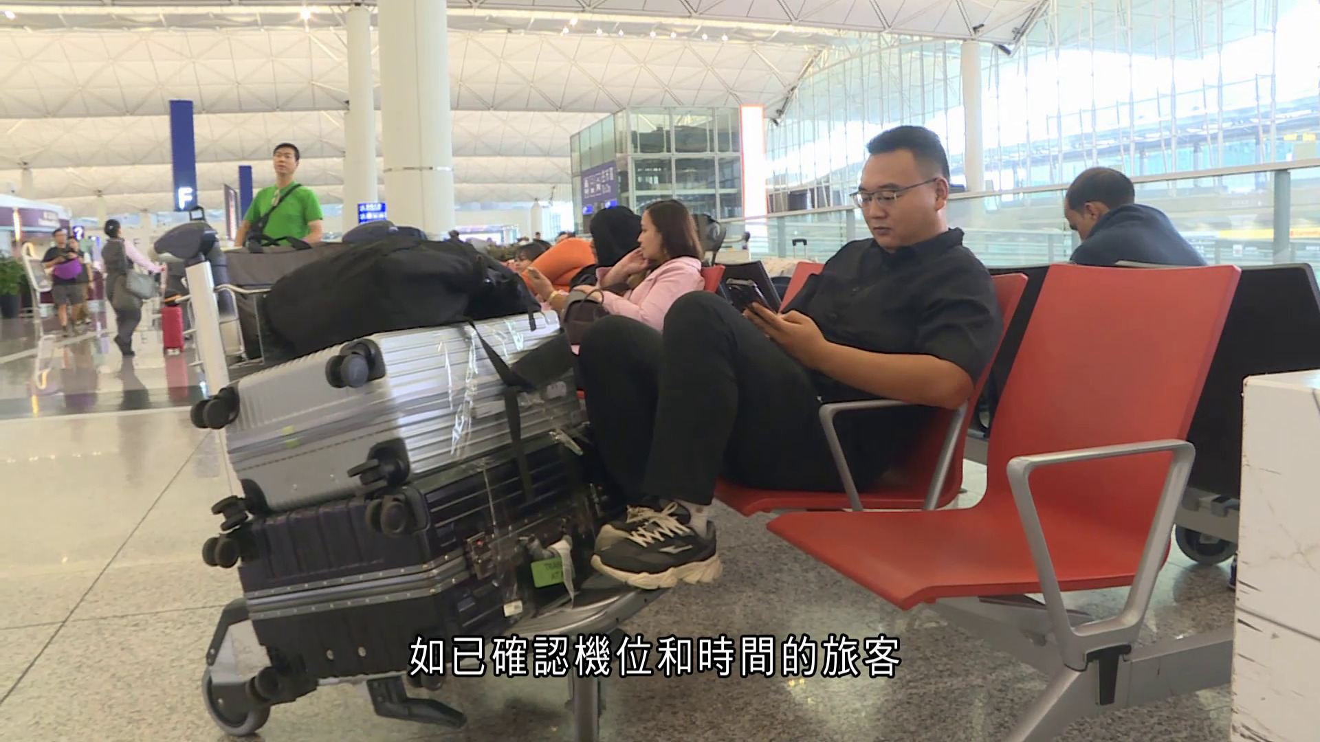颱風樺加沙｜航班明日早上逐步復常　有旅客憂交通受阻　提前出發到機場過夜