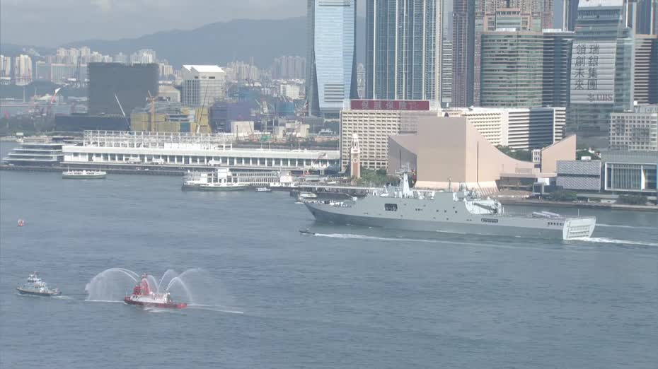 戚繼光艦沂蒙山艦訪港　維港不少市民觀賞拍攝　有內地客巧遇軍艦：太值得了