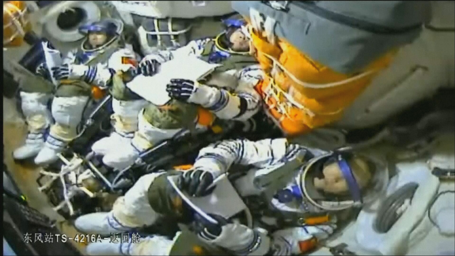 神舟二十一號航天員進入神舟飛船