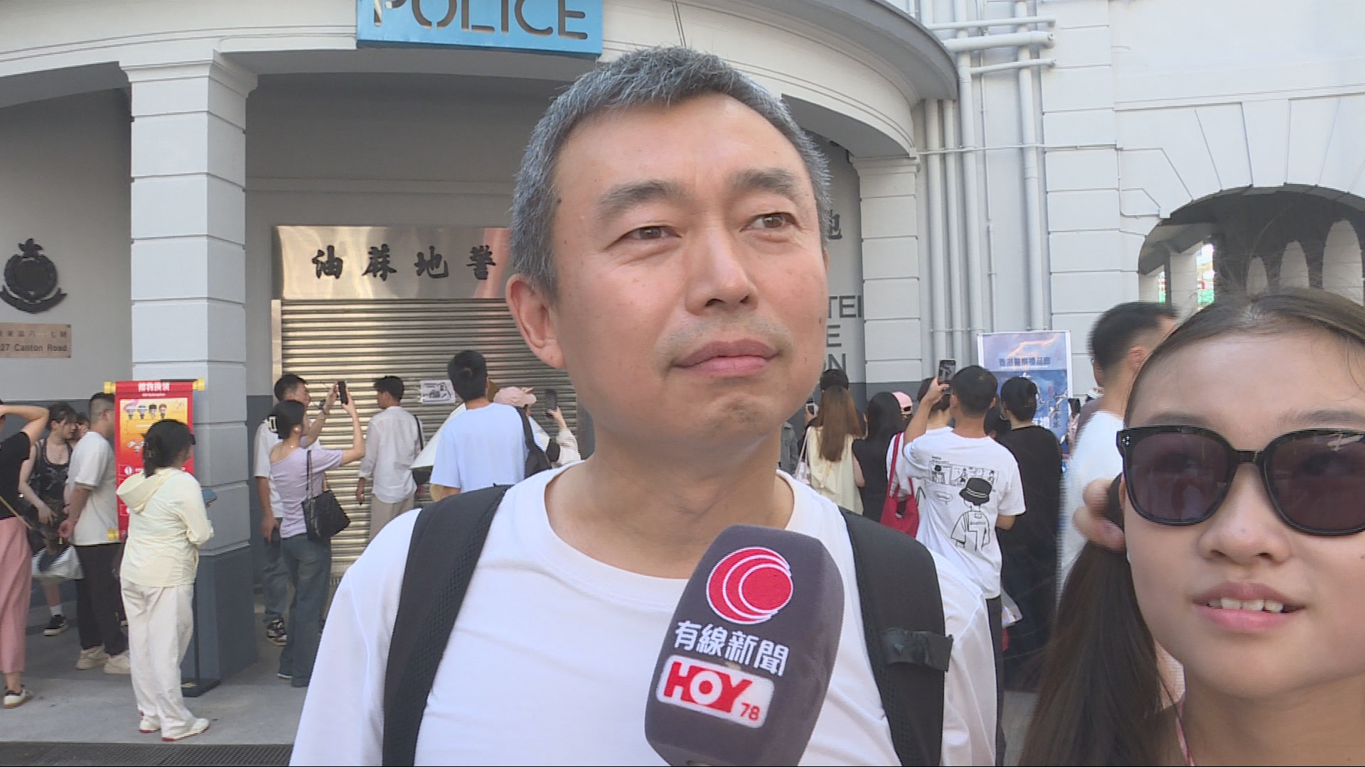 國慶黃金周｜西九龍高鐵站現人潮　旅客舊油麻地警署圍觀、打卡：很開心、小時候愛看港產片