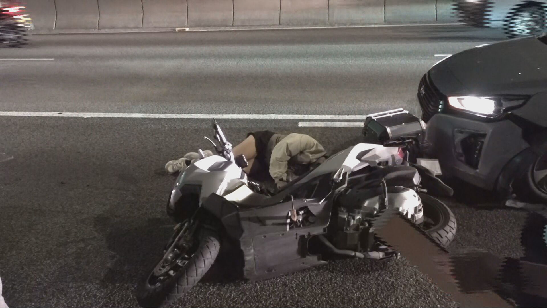 葵涌電單車撼兩車　女司機受傷送院