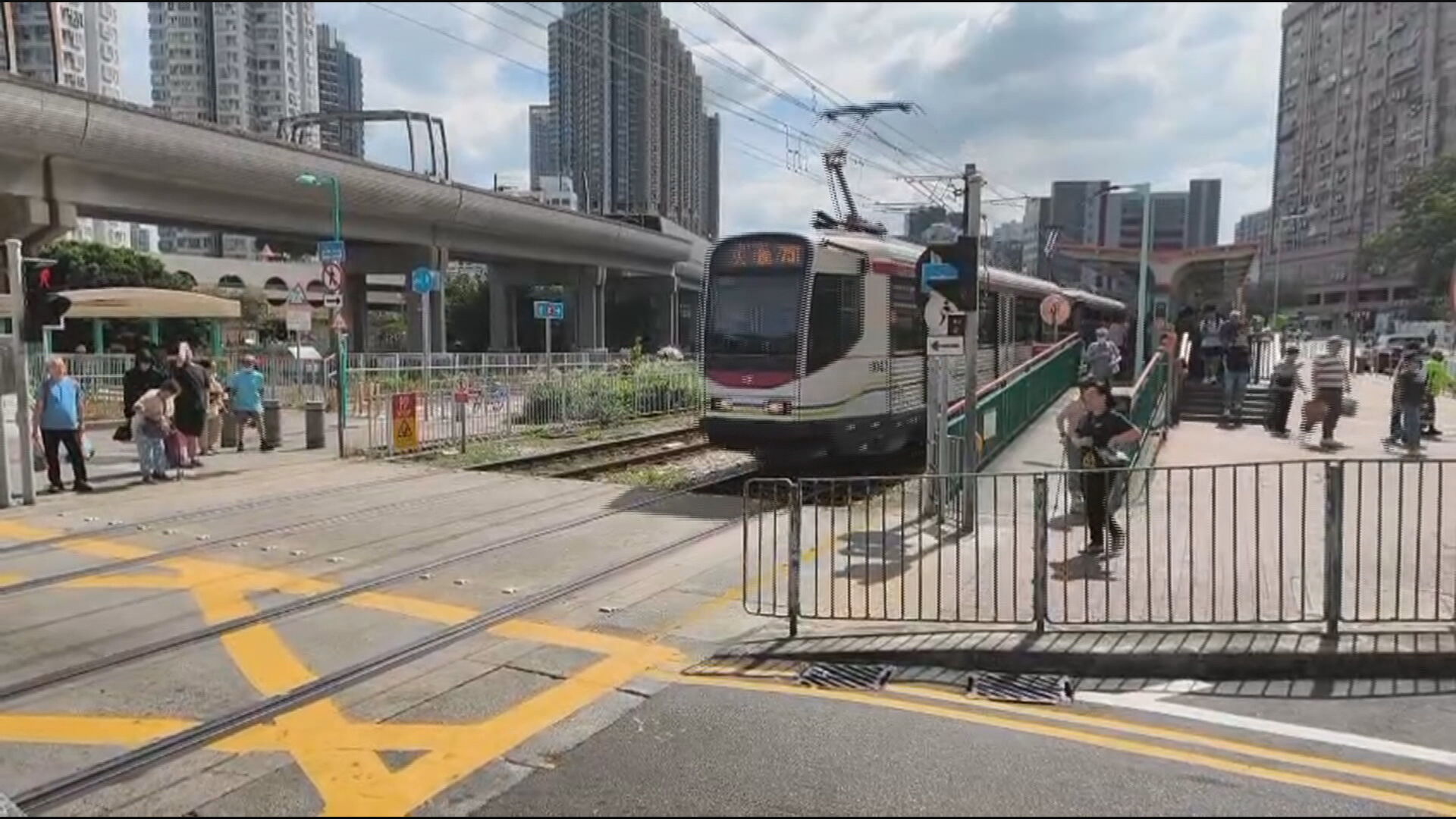 屯門輕鐵急煞停　八乘客跌倒受傷　