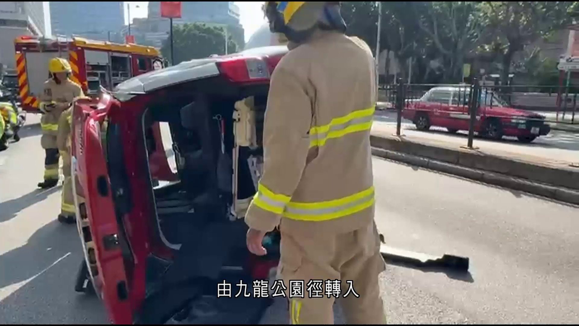 尖沙咀的士撞路壆翻側　司機一度被困獲救