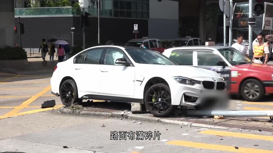 油麻地私家車失控衝上行人過路處　無人受傷