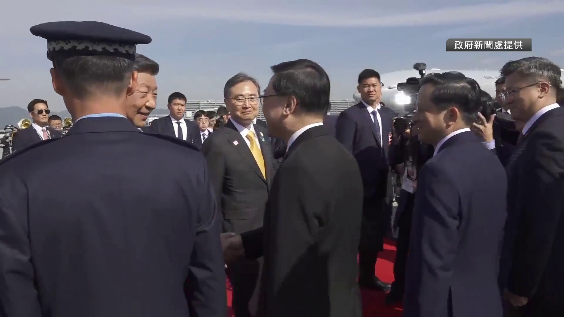 李家超釜山機場迎接習近平 後與港商及APEC代表會面