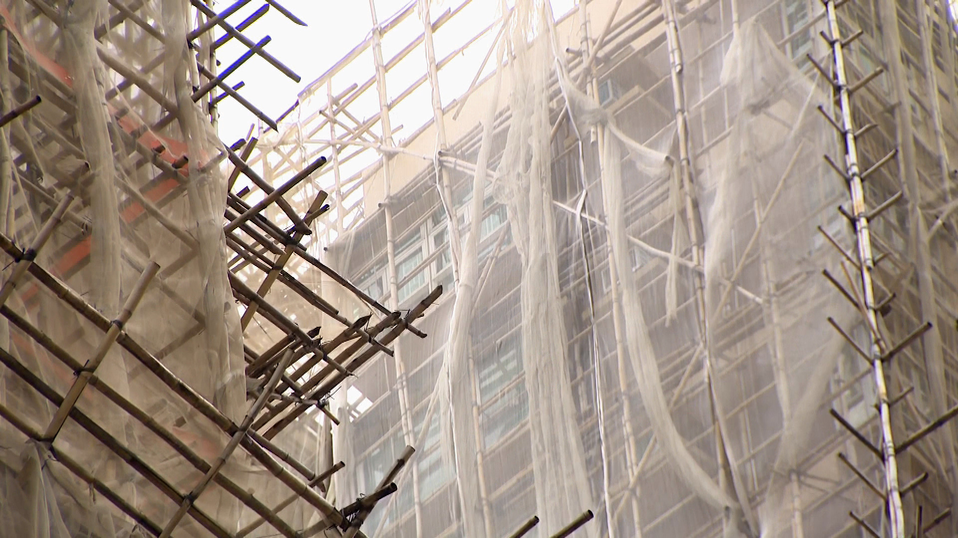 大埔宏福苑五級火｜宏業28項工程遭勒令停工　屯門怡樂花園棚架未拆　居民憂安全