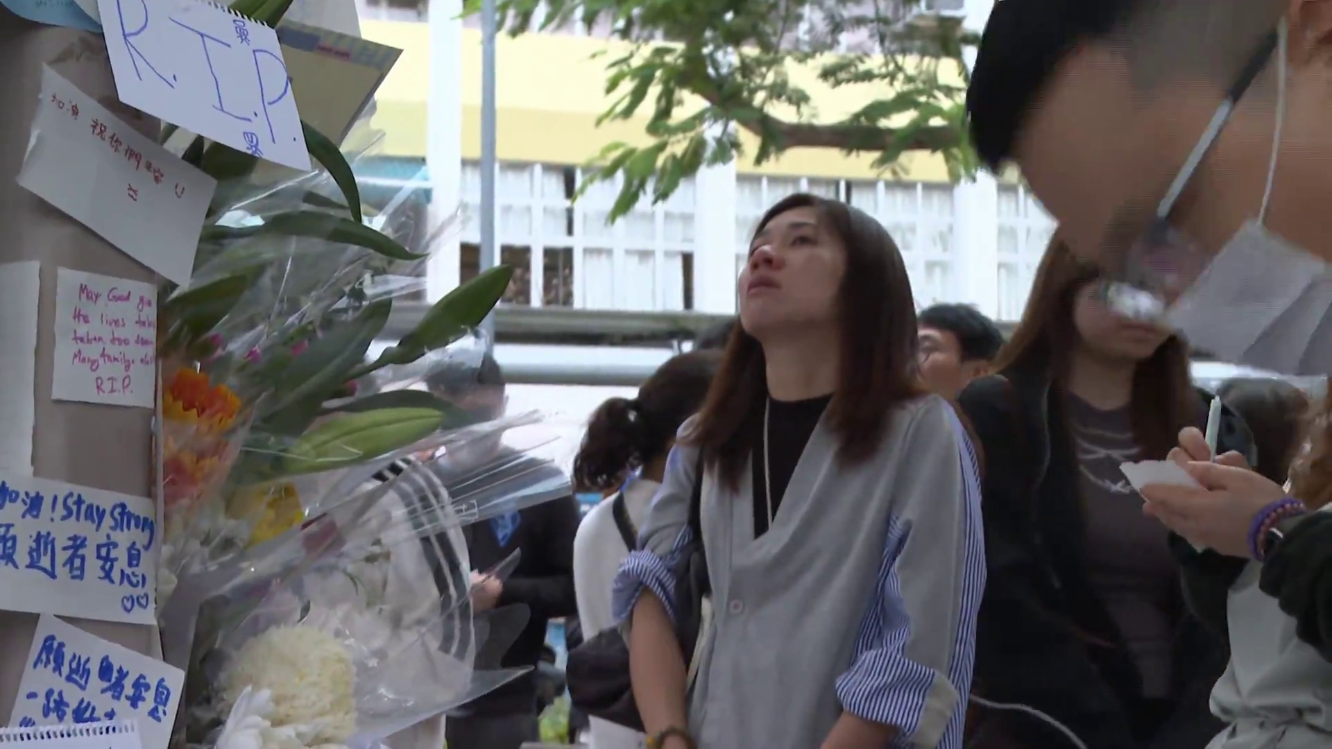 大埔宏福苑五級火｜市民湧大埔悼念　人龍長逾公里　冀罹難者安息、生還者堅強