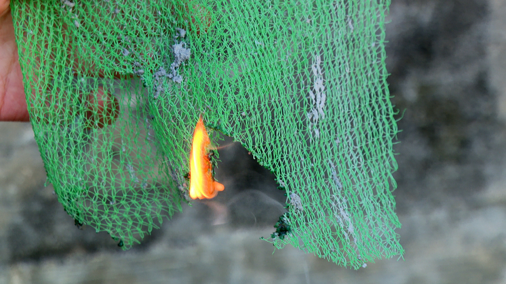 穗禾苑急拆全苑棚網　早前測試符官方阻燃要求　本台實測一點即燃、灰燼致紙張起火