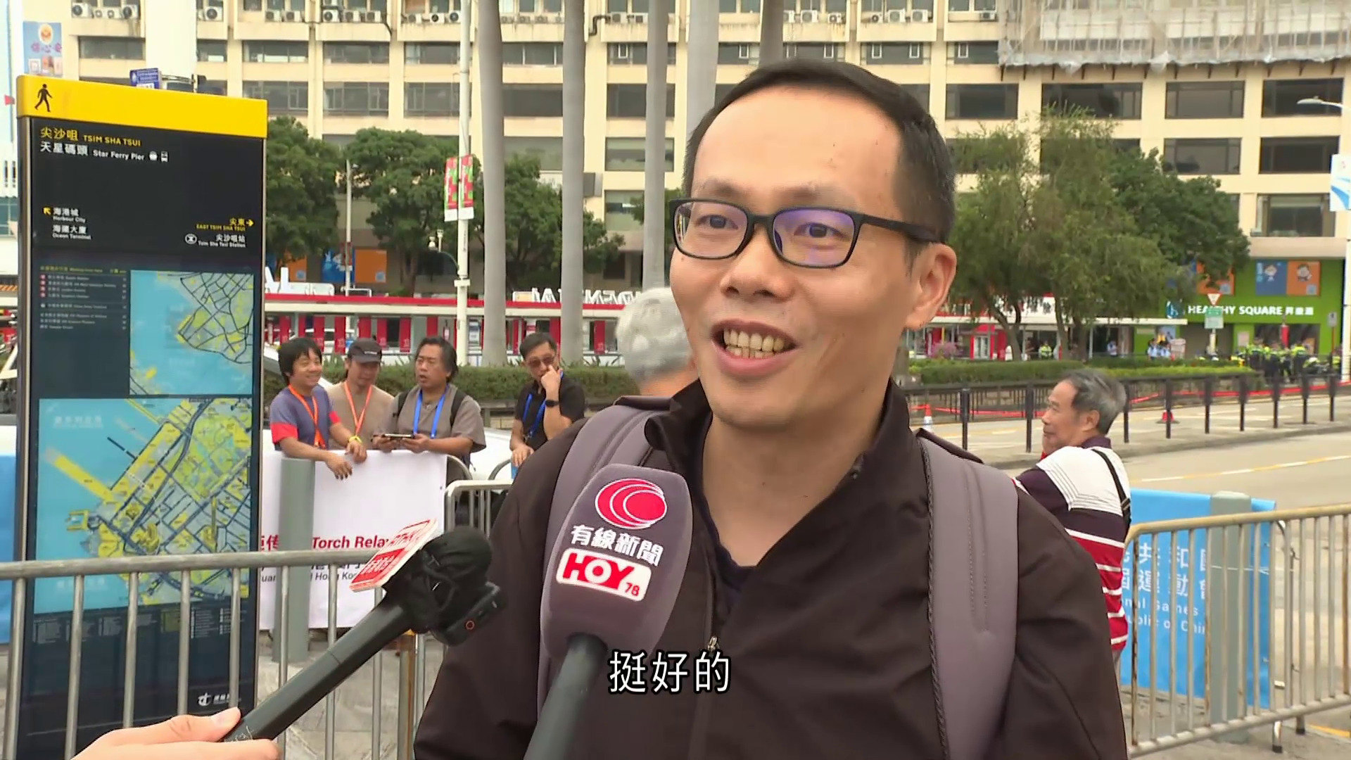 全運會｜市民圍觀見證傳火炬　添馬公園逾百學生霸位打氣　廣州客巧遇歷史一刻