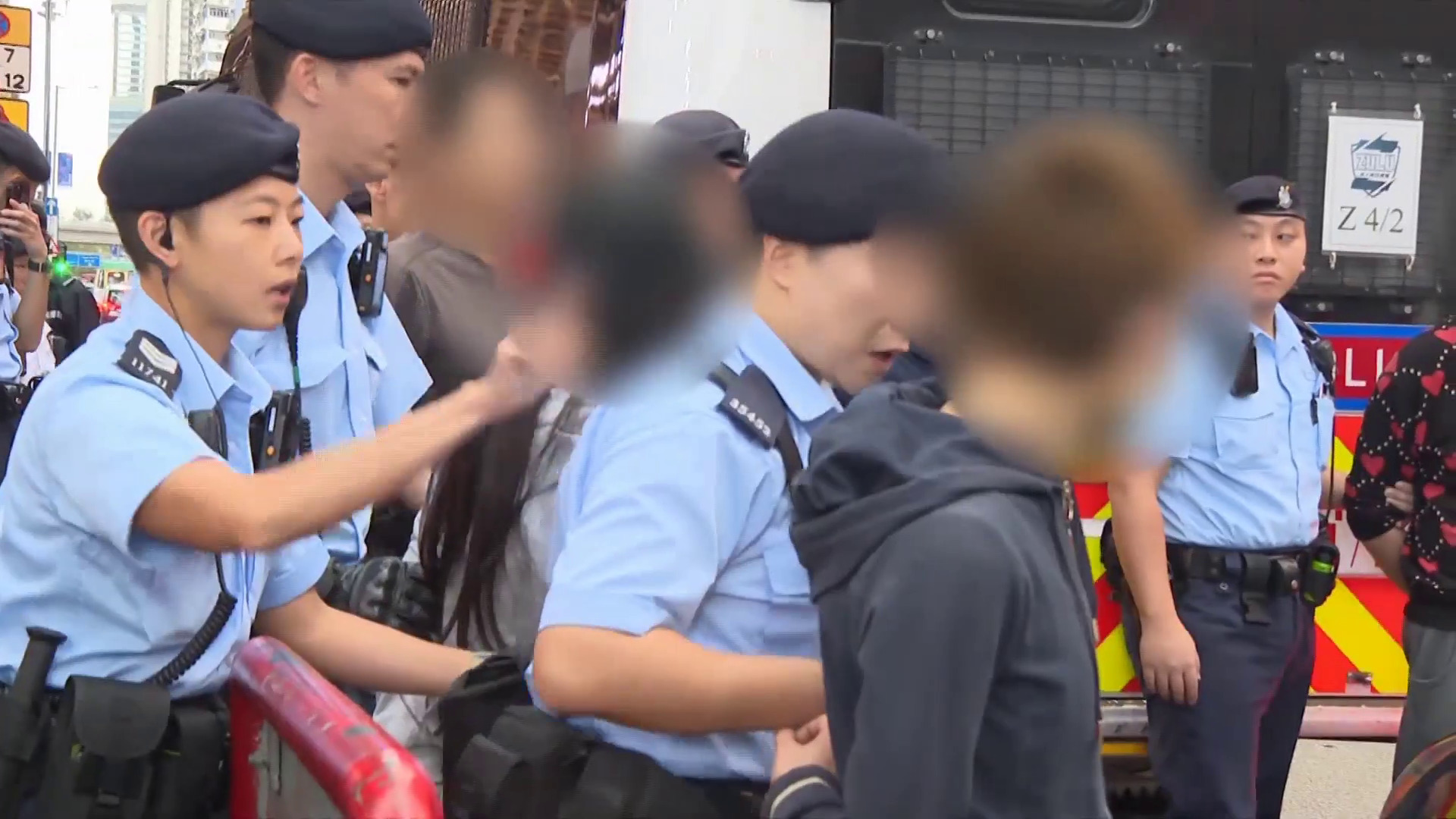 警旺角私家車檢依托咪酯煙彈　三男兩女被捕