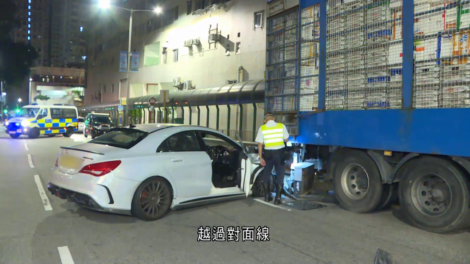 荃灣私家車疑失控越線撼貨車　司機半昏迷送院