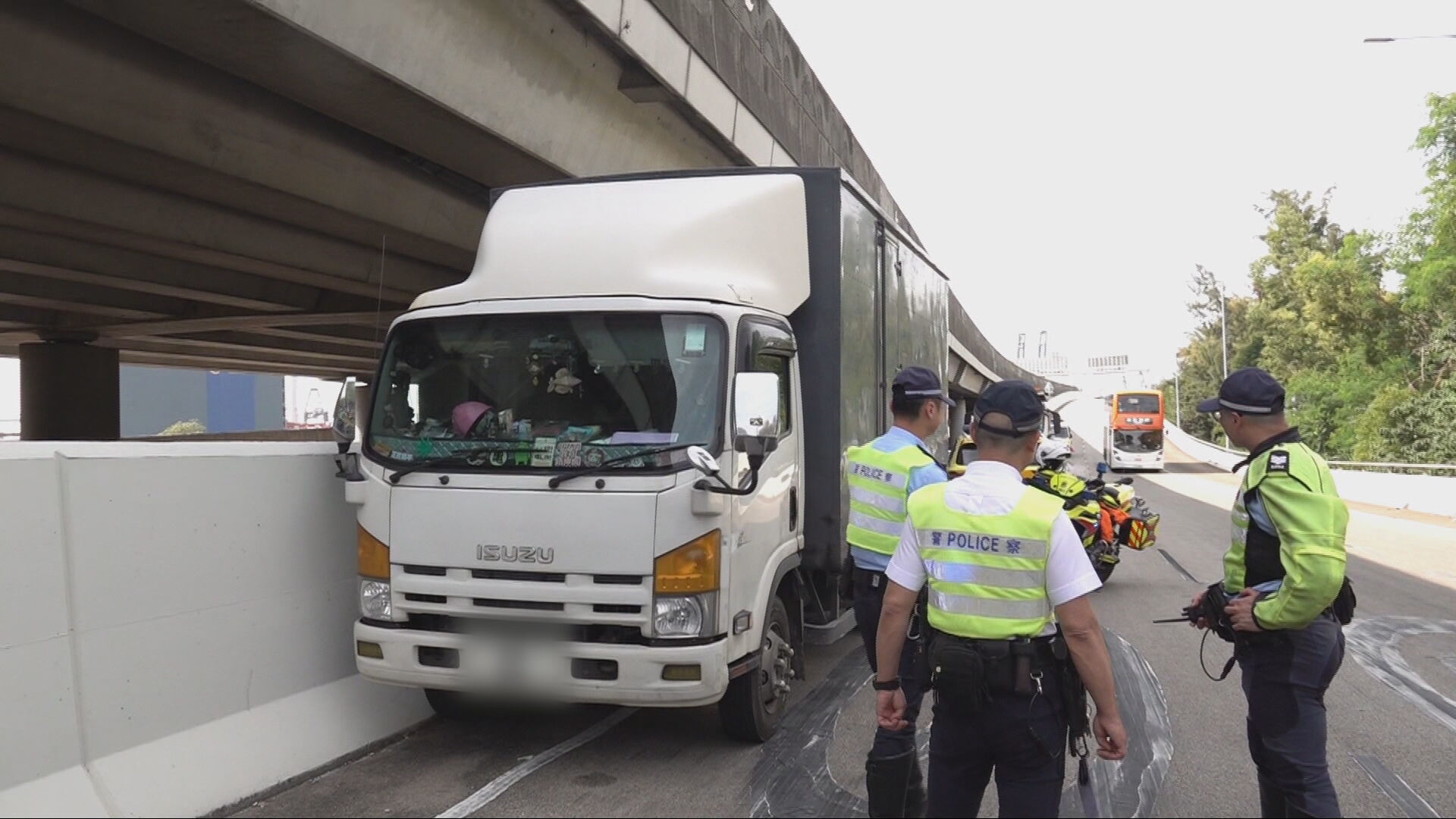 青葵公路貨車撞壆　43歲司機疑駕駛時暈倒　送院搶救不治