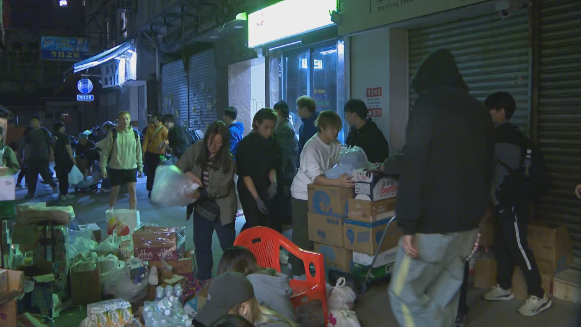 大埔宏福苑五級火｜市民自發捐物資　大埔有商場通宵開放　快餐店向受影響居民免費提供食物