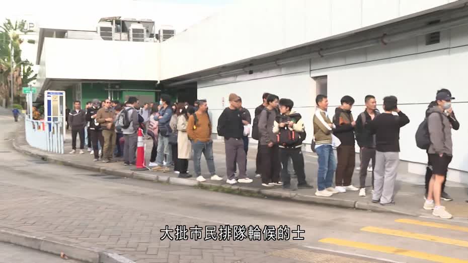 大埔宏福苑五級火｜附近部分道路仍封閉　多條巴士線改道　大埔墟的士站市民排長龍